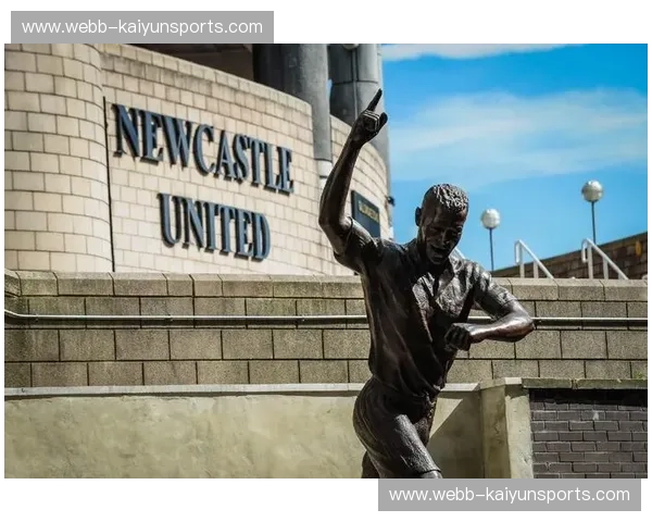 圣詹姆斯公园的雷鸣：当纽卡斯尔的黑白狂潮遭遇红魔的铁血复兴